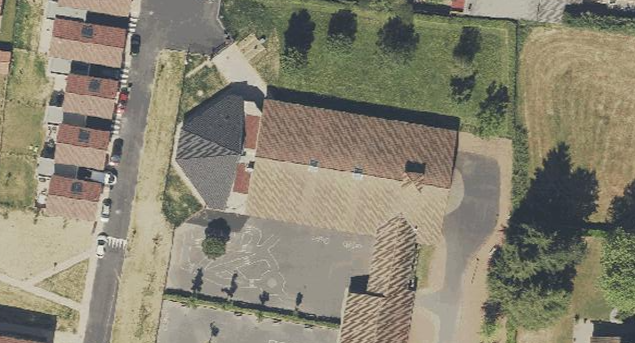 Vue aérienne du futur site de la centrale photovoltaïque en toiture de l'école primaire de Savigneux, composée de 251 panneaux, produisant l'équivalent de la consommation annuelle de 26 foyers.