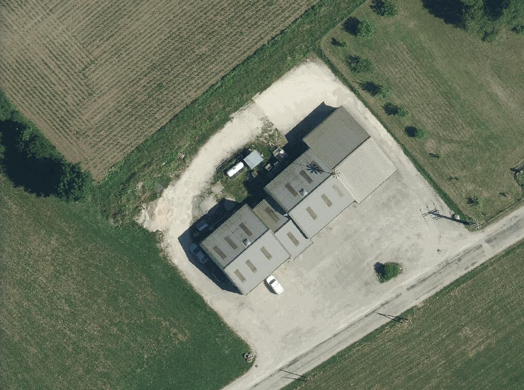 Vue aérienne du site du futur projet de construction d'une installation photovoltaïque sur la toiture des locaux technique de la commune de Groslée-Saint-Benoit.