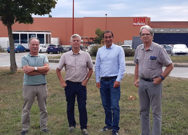 Réunion de lancement des missions de maîtrise d'œuvre du projet d’installation de 11 ombrières photovoltaïques sur la parking privé de la commune de Pont-de-Vaux, en présence de maire, M. Pauget, des maire-adjoints M. Touraine et M. Bugaud, du directeur général de la SEM LÉA Éric Berthet et de M. Crassard, membre du cabinet ING'EUROP (maître d'œuvre).