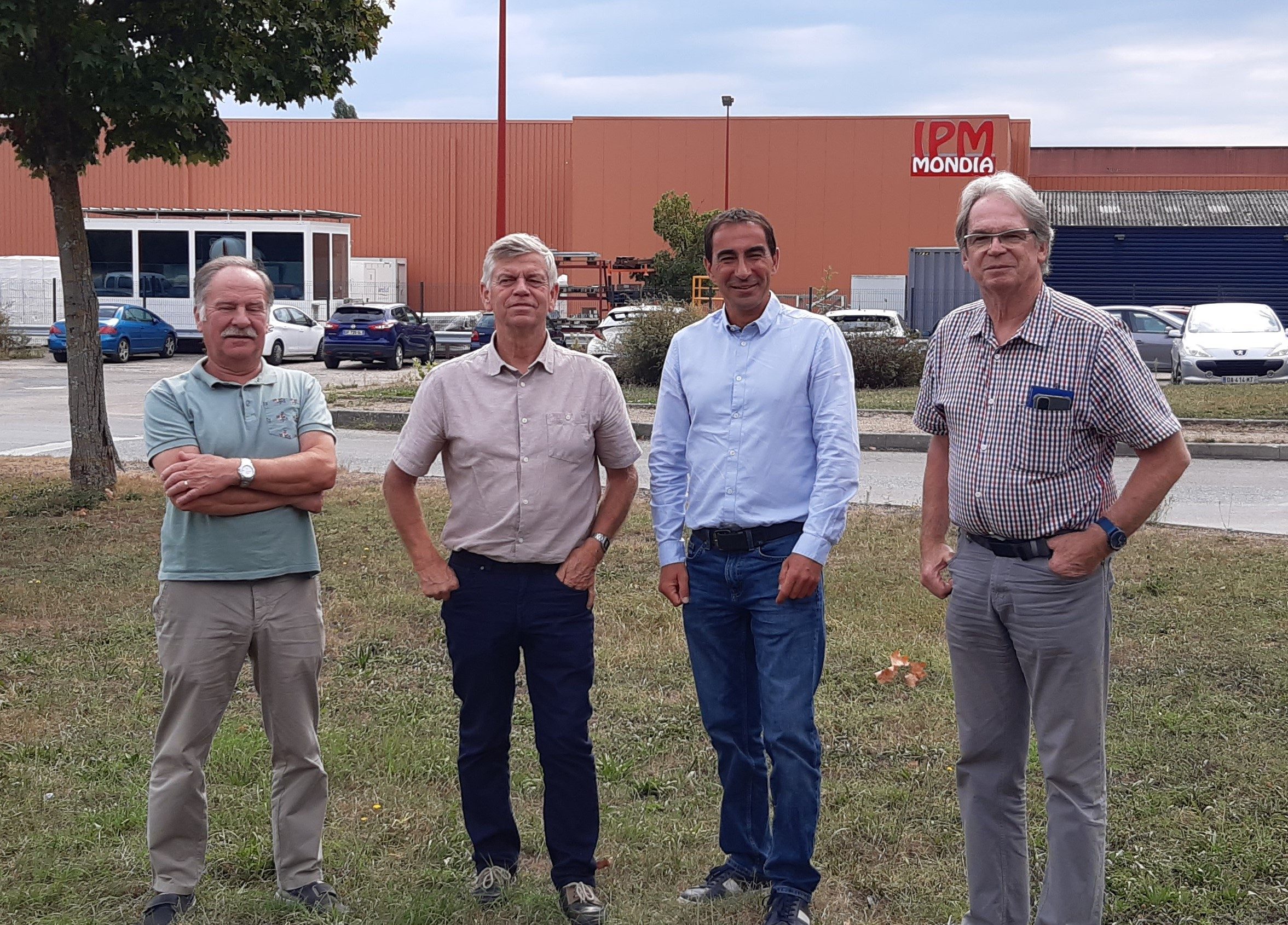 Réunion de lancement des missions de maîtrise d'œuvre du projet d’installation de 11 ombrières photovoltaïques sur la parking privé de la commune de Pont-de-Vaux, en présence de maire, M. Pauget, des maire-adjoints M. Touraine et M. Bugaud, du directeur général de la SEM LÉA Éric Berthet et de M. Crassard, membre du cabinet ING'EUROP (maître d'œuvre).