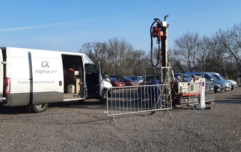 Les essais géotechniques ont été réalisé par l’entreprise ALPHA SOL CONCEPT (basée à LIMAS) le 21 février 2023, afin de déterminer le type de fondation qui sera mis en œuvre pour les futures ombrières du parking de la commune