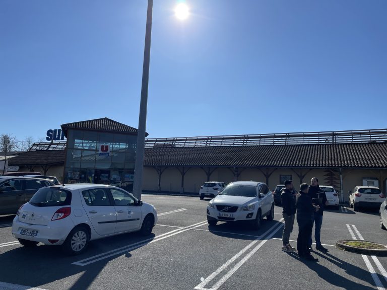 Futur site de construction de 4 ombrières photovoltaïques sur le parking du Super U de Laiz