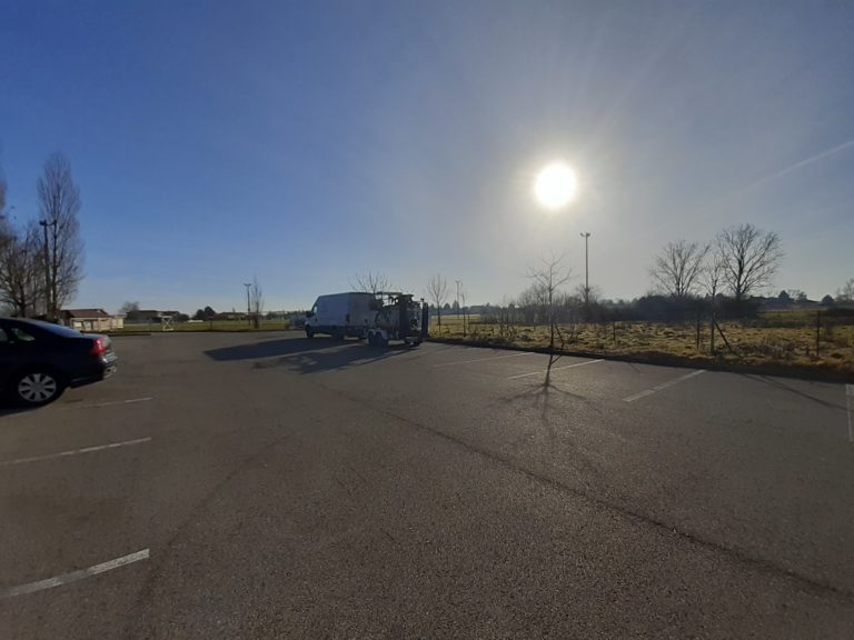 Photos des essais géotechniques en cours de réalisation par l’entreprise ALPHA SOL CONCEPT (basée à LIMAS) en vue de la construction de 3 ombrières photovoltaïques sur le parking de la halte ferroviaire de la commune de Saint-Marcel-en-Dombes