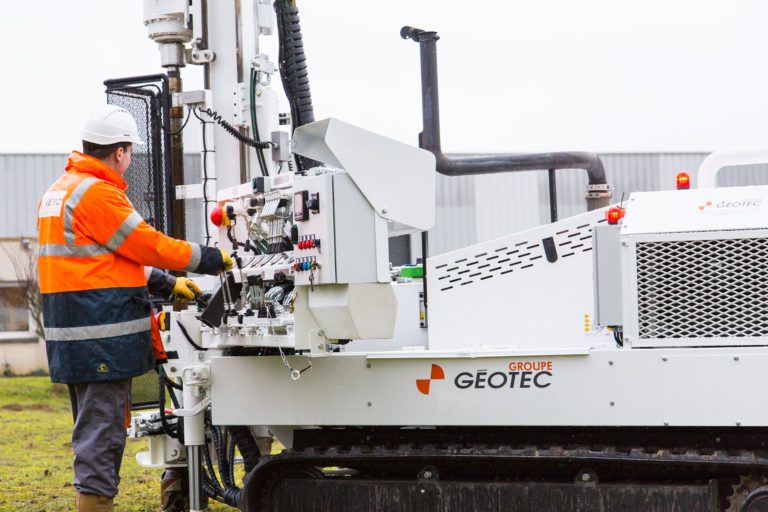 Photo des essais géotechniques réalisés sur le parking du stade de Chauvilly à Gex, en vue de la construction de 4 ombrières photovoltaïques