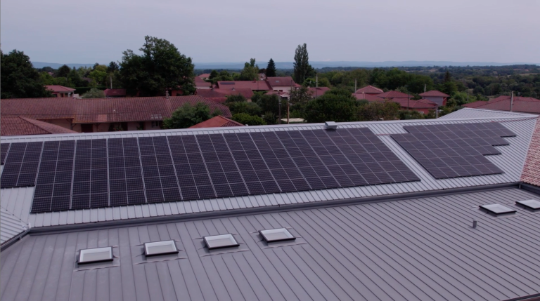 Vue aérienne d'une partie de l'installation photovoltaïque de la toiture du groupe scolaire de Mézériat.