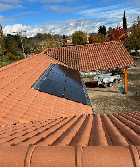 Photo de fin des travaux de mise en place de 24 panneaux photovoltaïques sur la toiture de la salle polyvalente de la commune de Toussieux. Cette installation produira 8 676 kWh par an, ce qui représente la consommation de 2 foyers.