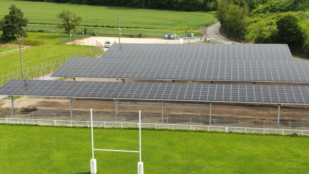 Photo des ombrières photovoltaïques sur le parking du stade de Chauvilly à Gex