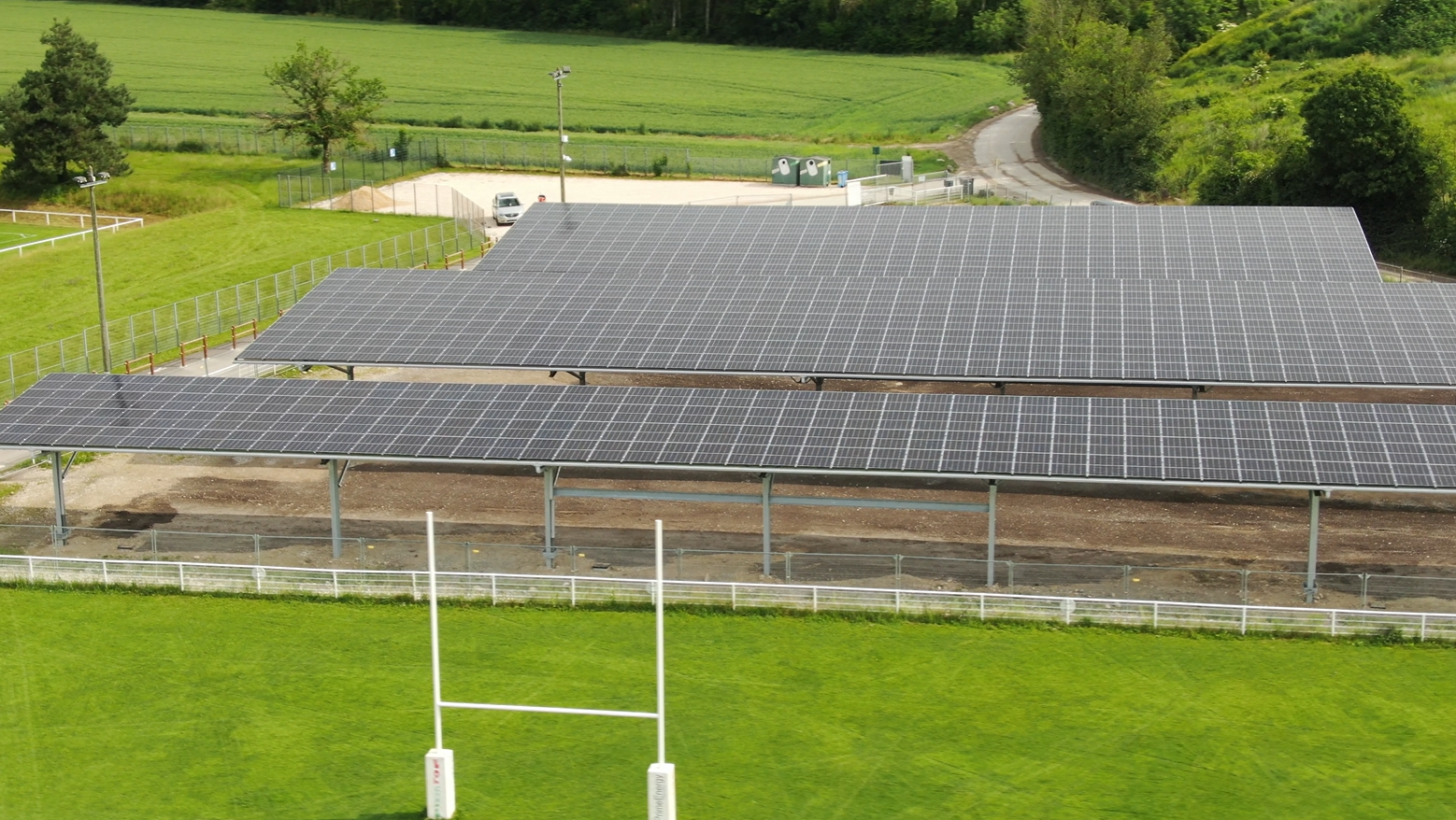 Photo des 4 ombrières photovoltaïques sur le parking du stade de Chauvilly à Gex