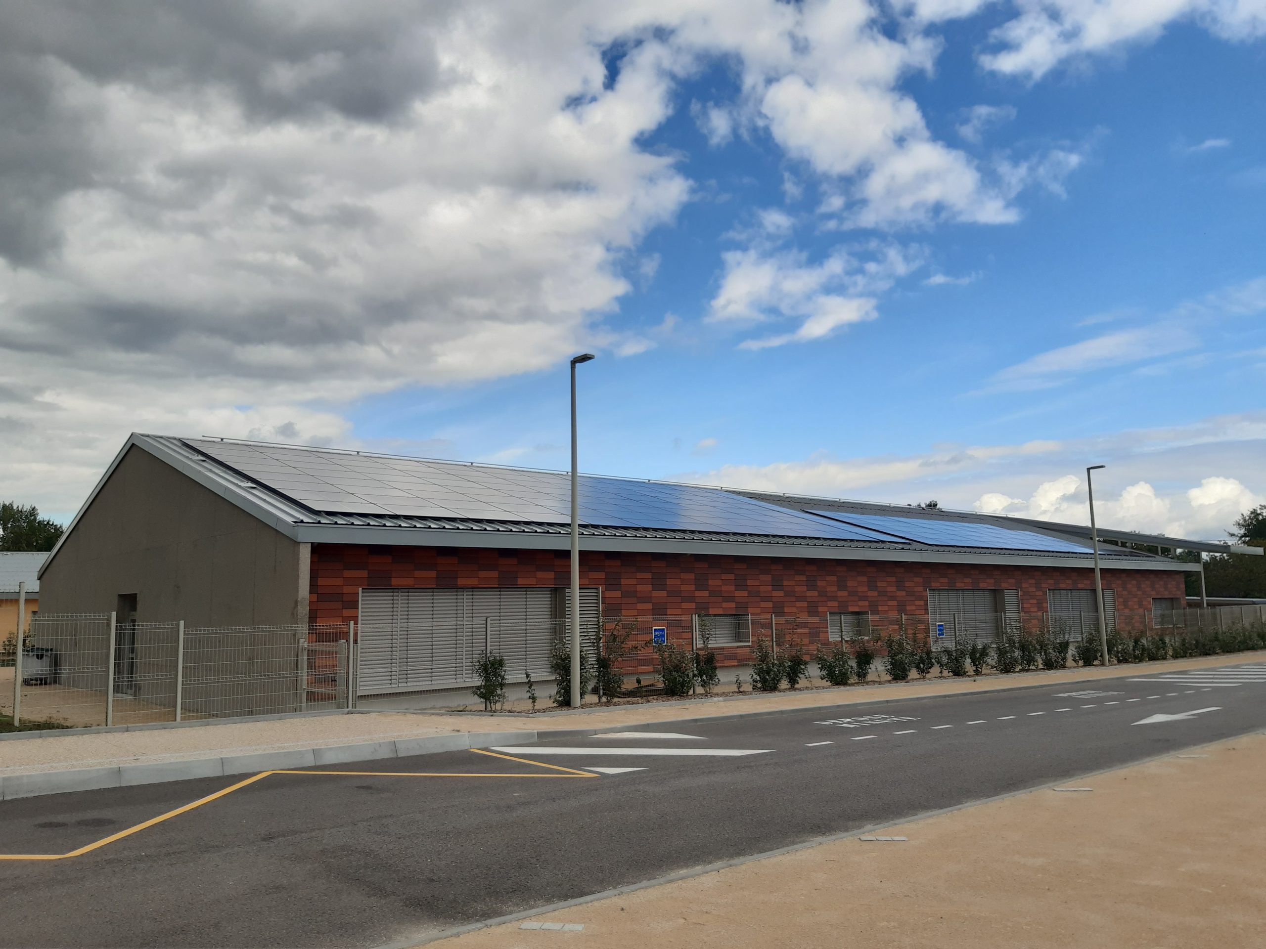 Photo de l'installation photovoltaïque composée de 564 panneaux sur la toiture du groupe scolaire Les Bayards à Mézériat.