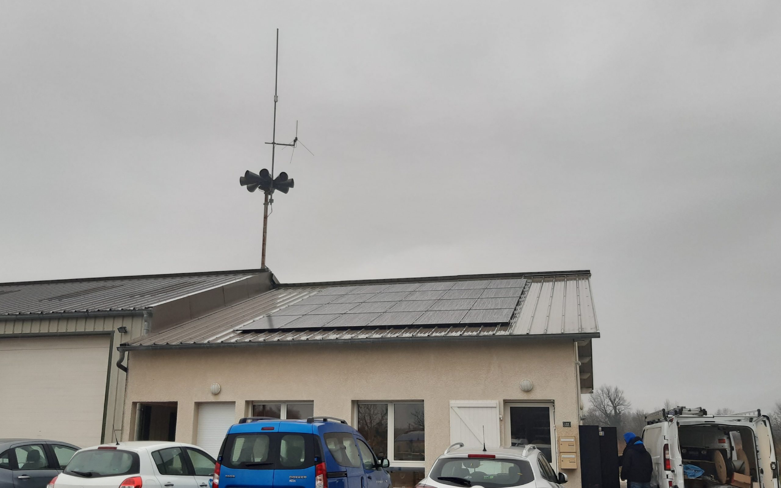 Photo de l'installation photovoltaïque sur la toiture des locaux technique de la commune de Groslée-Saint-Benoit. Il s'agit de la 2ème centrale de la SEM LÉA mise en service le 28 novembre 2023. Les locaux techniques municipaux ont été couverts par 24 panneaux photovoltaïques qui produiront 11 169 kWh par an, ce qui représente 20% des consommations électriques du patrimoine communal.