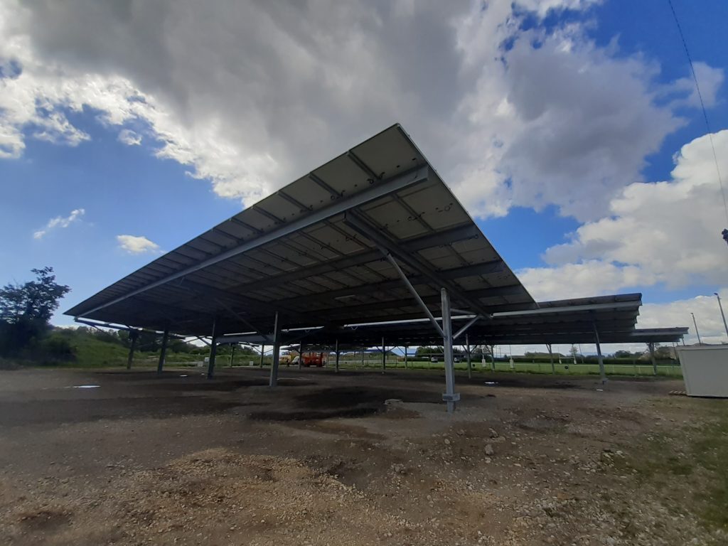 Photo des 4 ombrières photovoltaïques sur le parking du stade de Chauvilly à Gex