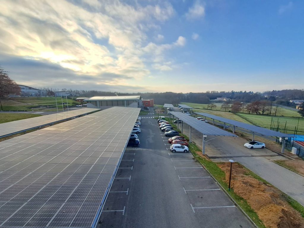 Photo de l'avancement des travaux des six ombrières photovoltaïques sur le parking complexe Visiosport à Montceaux le 11 décembre 2024.