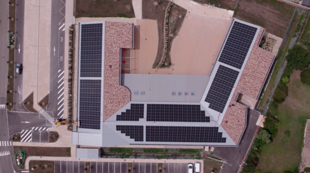 Vue aérienne de l'installation photovoltaïque sur la toiture du groupe scolaire de Mézériat.