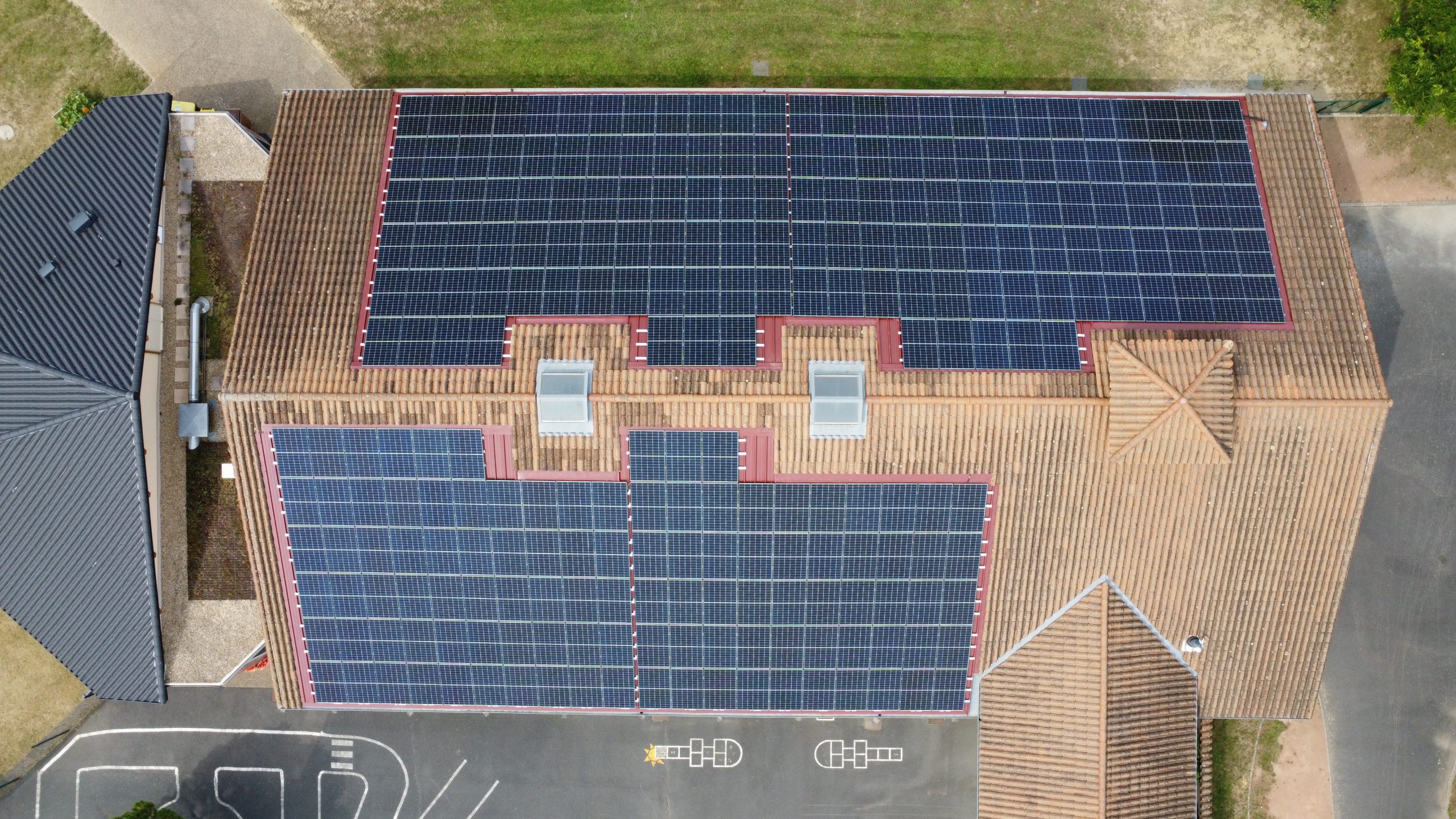 Installation d'une centrale photovoltaïque sur la toiture de l'école primaire de Savigneux, composée de 245 panneaux, produisant l'équivalent de la consommation annuelle de 24 foyers.