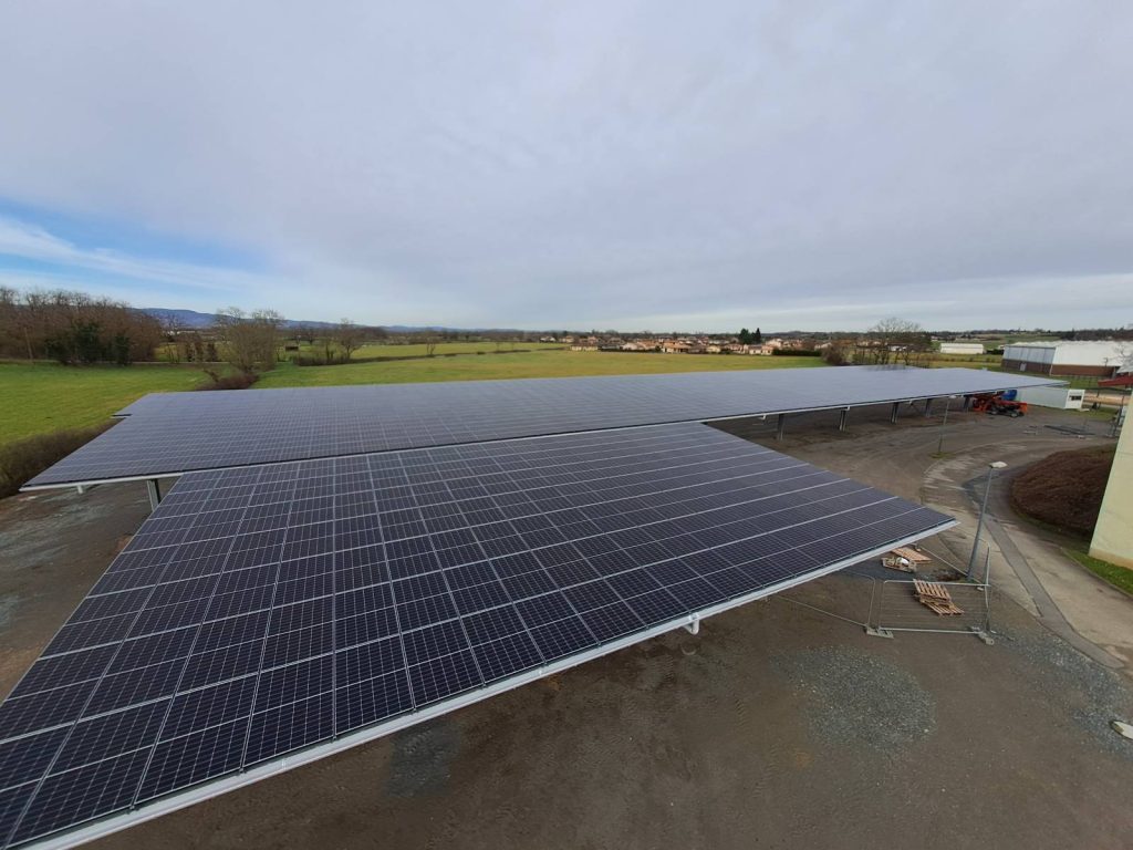 Photo des 3 ombrières photovoltaïques sur le parking du gymnase à Saint-Didier-sur-Chalaronne