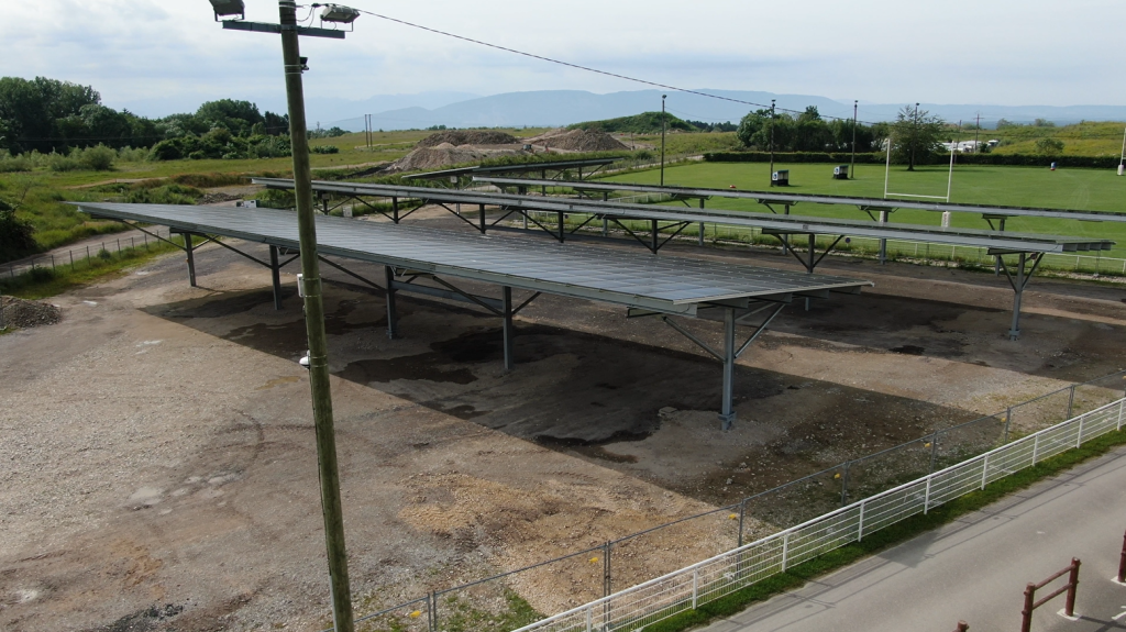 Photo des 4 ombrières photovoltaïques sur le parking du stade de Chauvilly à Gex