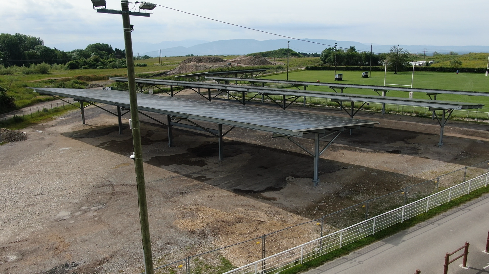 Photo des 4 ombrières photovoltaïques sur le parking du stade de Chauvilly à Gex