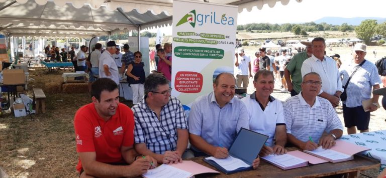 Les Jeunes Agriculteurs de l’Ain, la FDSEA 01, la Chambre d’Agriculture de l’Ain et la SEM LÉA ont signé le 20 août 2023 les statuts de constitution de la société AGRILÉA. Elle permettra l’indentification et le développement de centrales photovoltaïques sur les territoires de l’Ain tout en préservant les espaces agricoles.