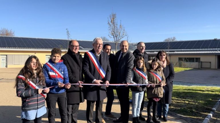 Inauguration de l'installation photovoltaïque sur la toiture du groupe scolaire Les Bayards à Mézériat, le 23 novembre 2023. Les 1 100 m² que composent les 564 panneaux permettront de fournir 261 218 kWh par an, soit l’équivalent de la consommation électrique de 59 foyers. C’est un symbole fort pour la SEM LÉA de faire cette première mise en service dans une école publique de l’Ain !