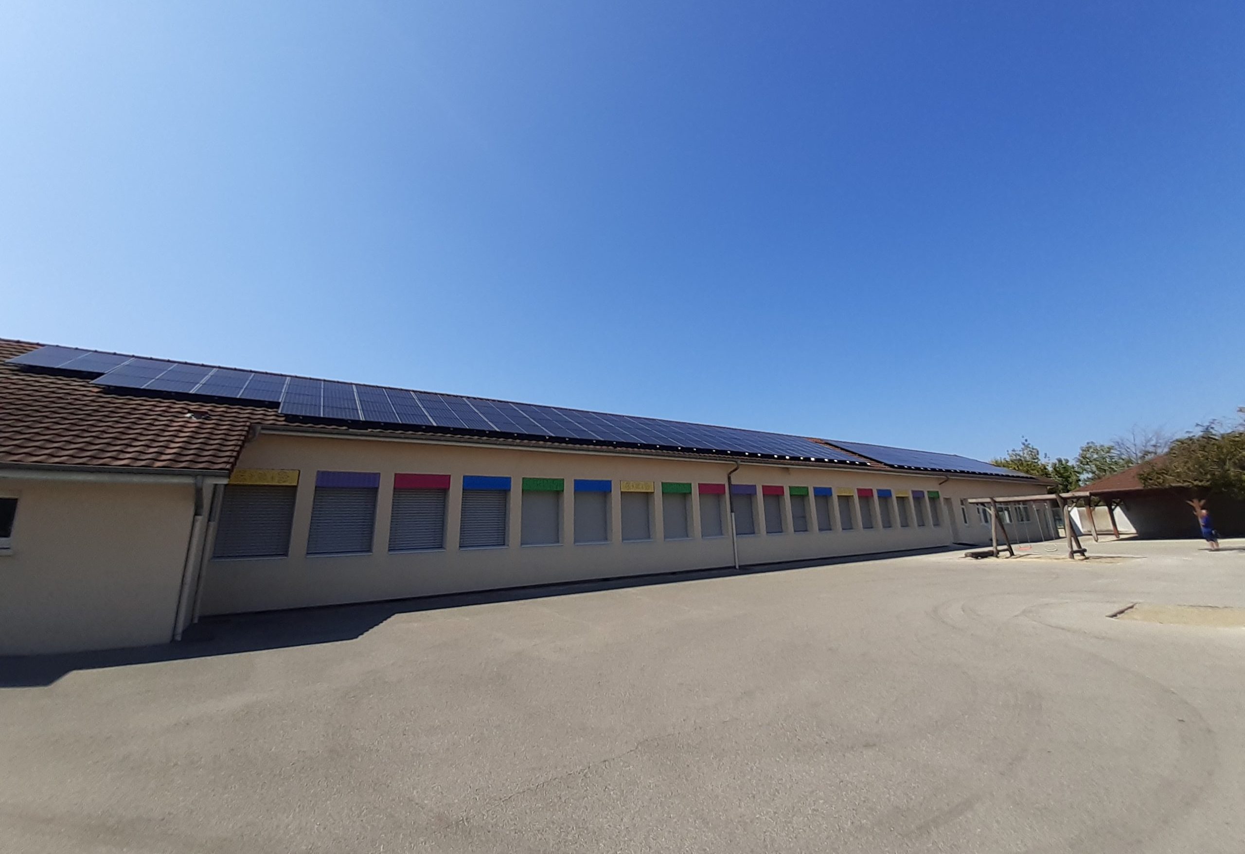 Installation d'une centrale photovoltaïque sur la toiture de l'école primaire de Foissiat, composée de 326 panneaux, produisant l'équivalent de la consommation annuelle de 31 foyers.