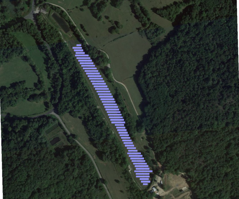 Plan de calepinage du projet de construction d'une centrale photovoltaïque au sol sur le site de l'ancienne décharge les Erruts, situé sur les communes de Ceyzérieu.