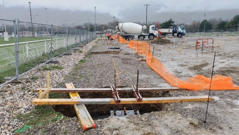 Photo des travaux de construction de 4 ombrières photovoltaïques sur le parking du stade de Chauvilly à Gex, qui ont débuté le 11 mars 2024.