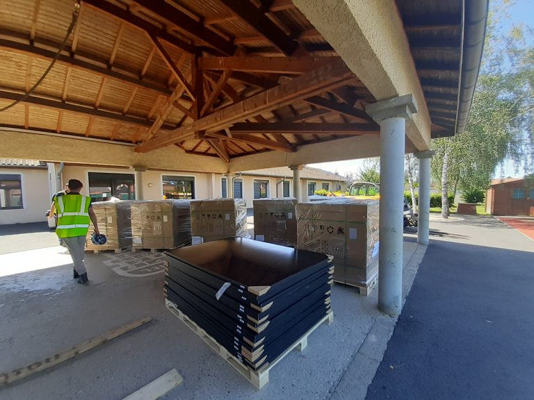 Les travaux d'installation d'une centrale photovoltaïque composée de 237 panneaux sur la toiture de l'école primaire de la commune de Saint-Marcel-en-Dombes ont débutés le 8 juillet 2024