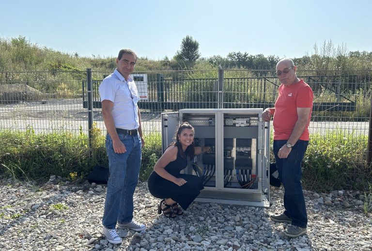 Photo de la mise en service des 4 ombrières photovoltaïques du parking du stade de Chauvilly à Gex le 31 juillet 2024.