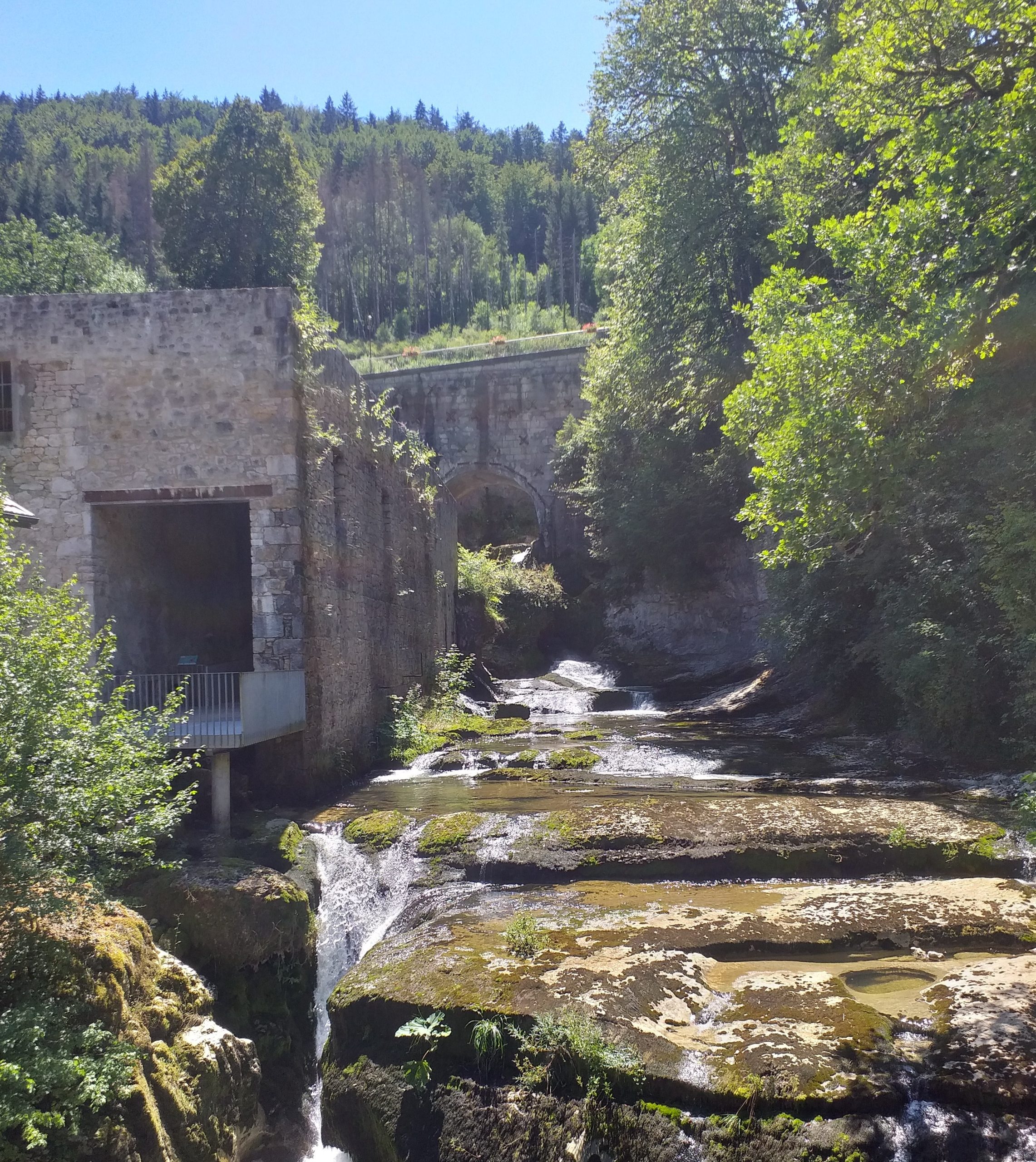 Photo du bâtiment d'un ancien moulin à réhabiliter sur la commune de Saint-Germain-de-Joux à travers le développement d'une centrale hydroélectrique