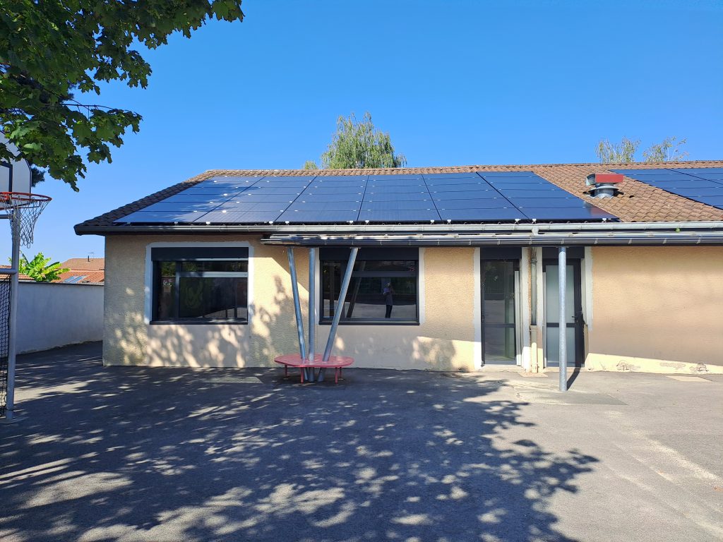 Les travaux d' installation d'une centrale photovoltaïque sur la toiture de l'école primaire de Saint-Marcel-en-Dombes se sont achevés le jeudi 29 août 2024.