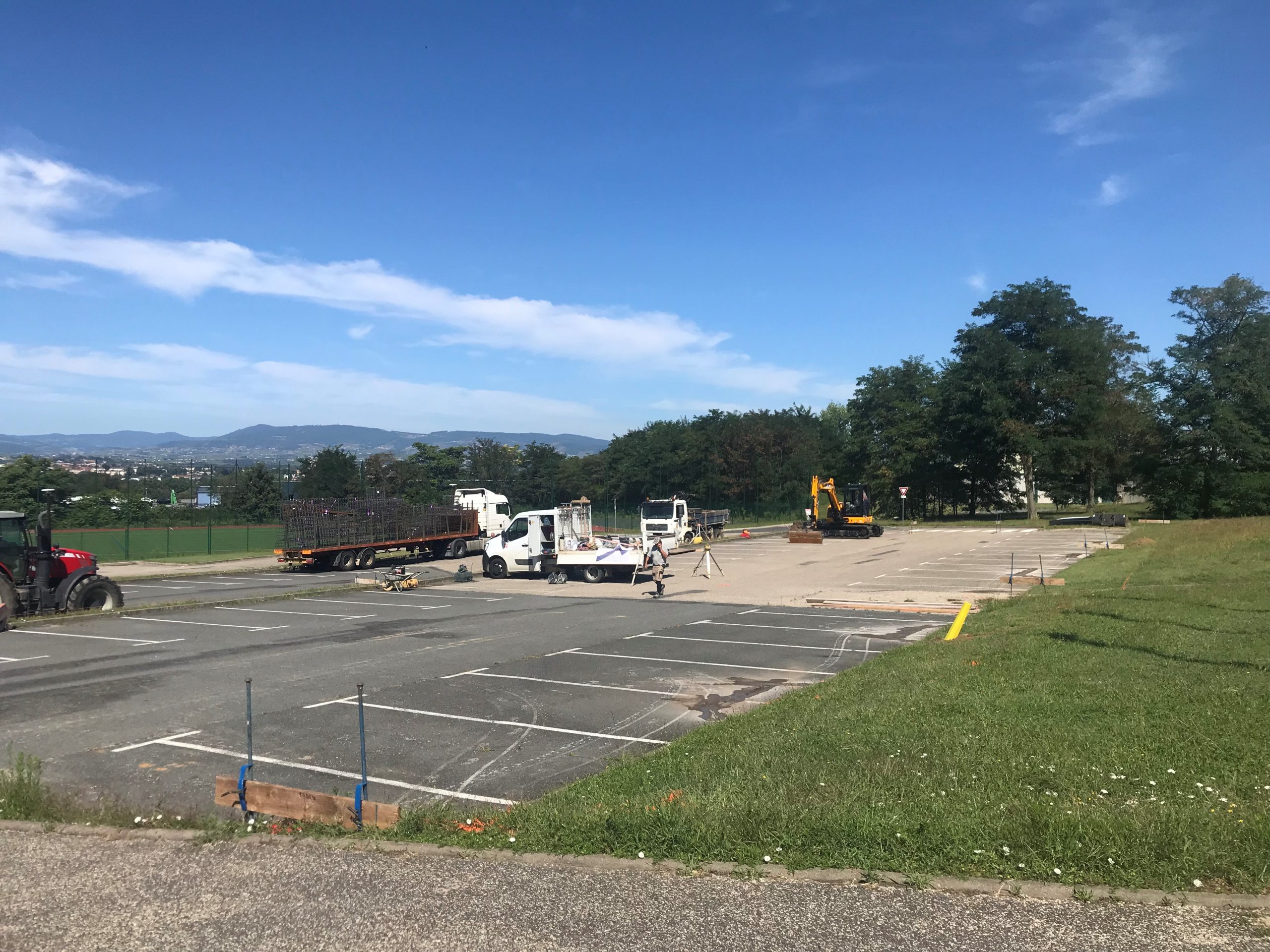 Photo du lancement des travaux des six ombrières photovoltaïques sur le parking complexe Visiosport à Montceaux le 27 août 2024.