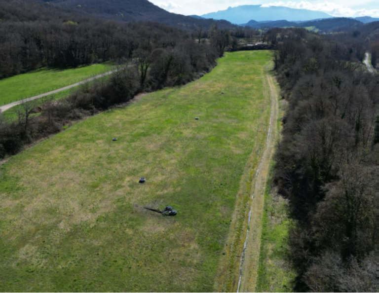 Photo du site de l'ancienne décharge des Erruts de Ceyzérieu qui accueillera une centrale photovoltaïque au sol.