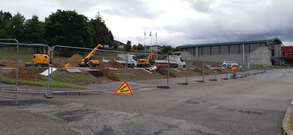 Photo de l'avancée des travaux des six ombrières photovoltaïques sur le parking complexe Visiosport à Montceaux le 5 septembre 2024.