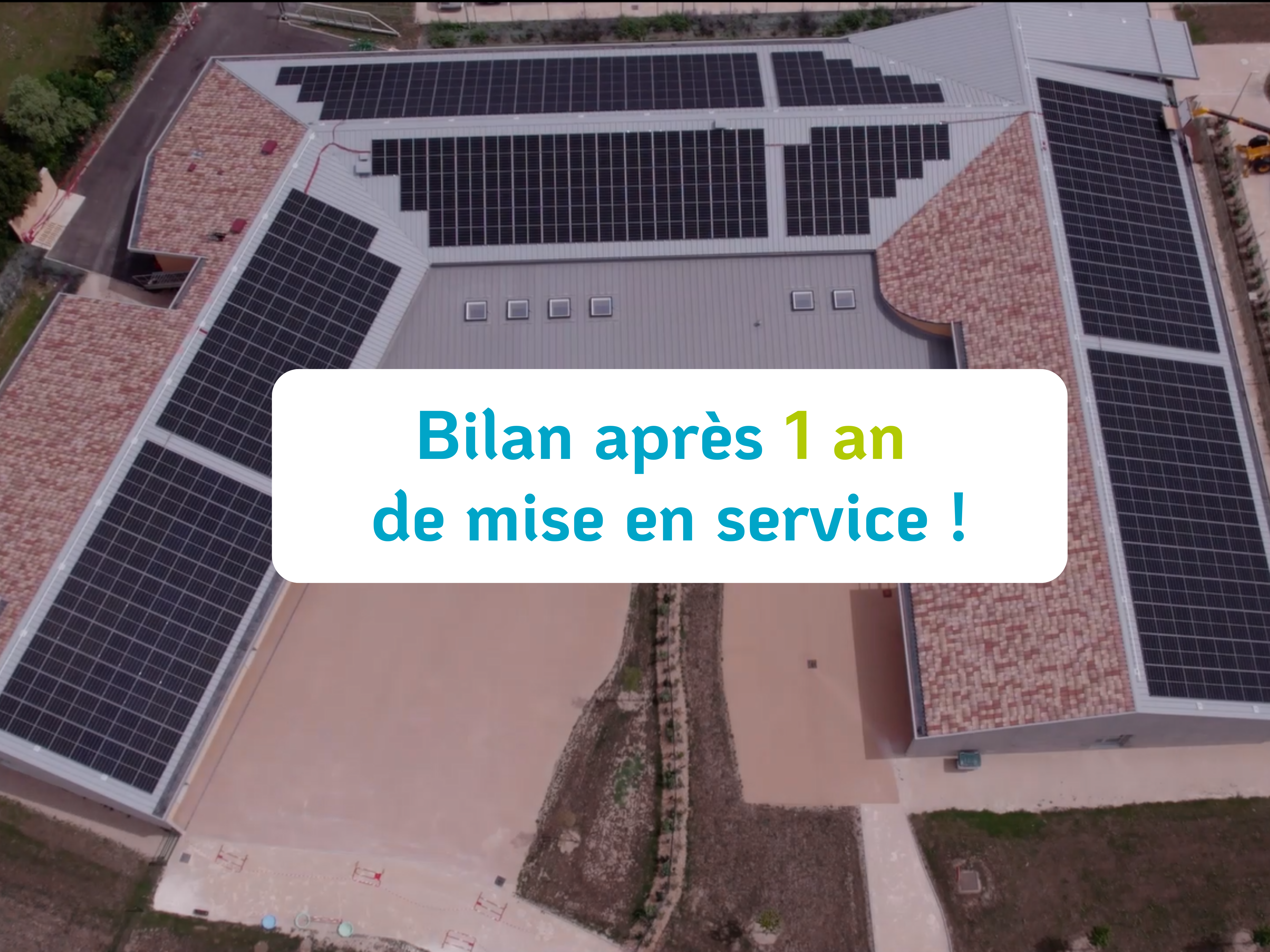 Vue aérienne de l'installation photovoltaïque sur la toiture du groupe scolaire de Mézériat.