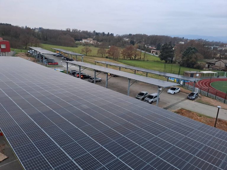 Photo de l'avancement des travaux des six ombrières photovoltaïques sur le parking complexe Visiosport à Montceaux le 10 décembre 2024.