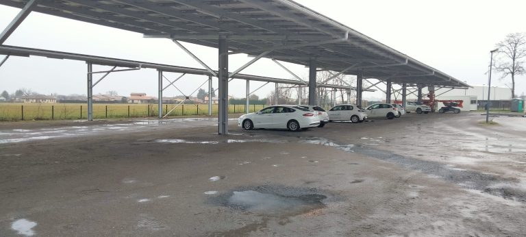 Fin des travaux des 3 ombrières photovoltaïques du parking du gymnase de Saint-Didier-sur-Chalaronne (CC VSC) le 30 janvier 2025.