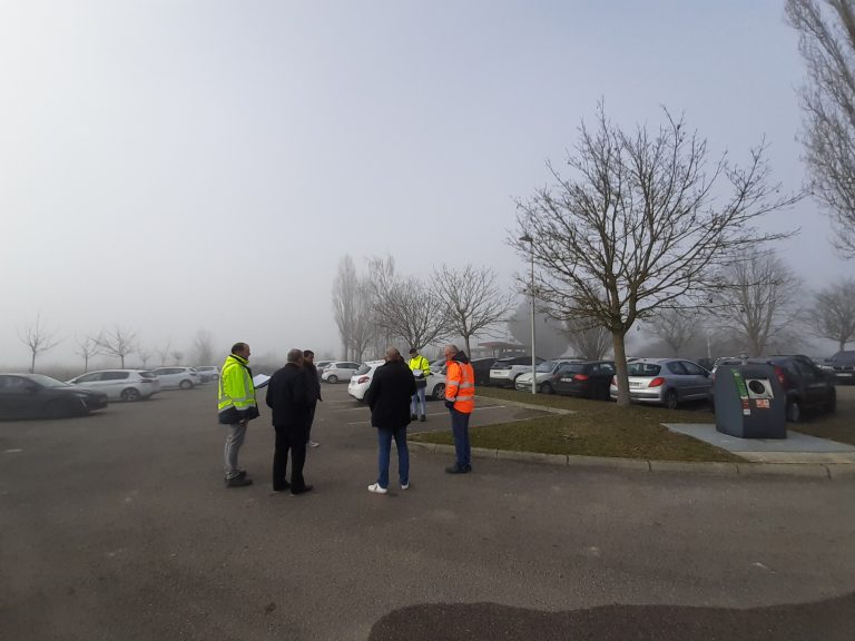 La réunion de lancement du marché de travaux pour l’installation d'une ombrière photovoltaïque sur le parking de la halte ferroviaire de Saint-Marcel-en-Dombes s'est déroulée en présence de Dominique PETRONE (Maire de la commune), ING'EUROP (maîtrise d'œuvre), RSE (raccordement), APAVE (missions de CSPS), et SUNVIE (entreprise titulaire du marché).