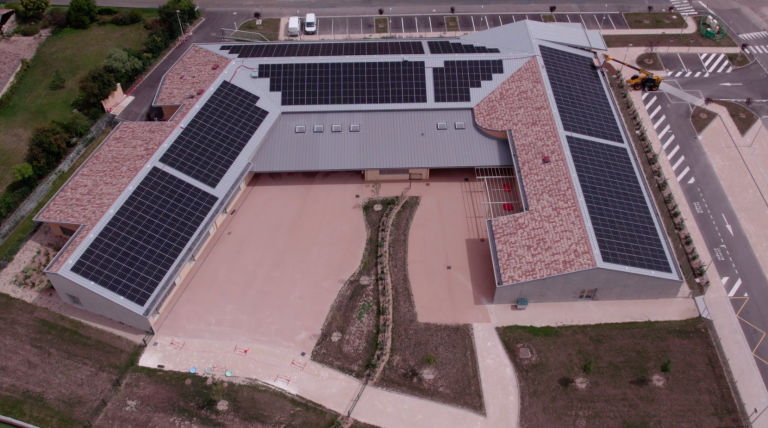 Vue aérienne de l'installation photovoltaïque sur la toiture du groupe scolaire de Mézériat.