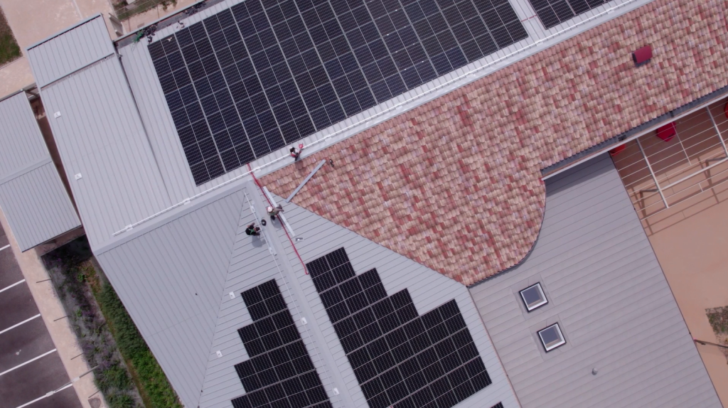 Vue aérienne des travaux d'installation de la centrale photovoltaïque sur la toiture du groupe scolaire de Mézériat.