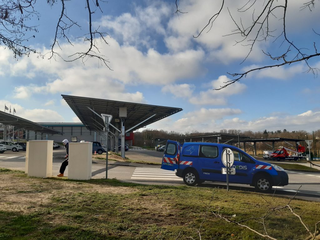 Mise en service des 6 ombrières photovoltaïques présentes sur le parking du complexe Visiosport de Montceaux ce lundi 17 mars 2025.