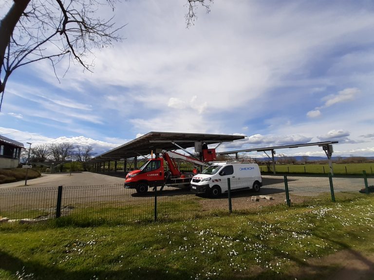 Photo de la mise en service des 3 ombrières du parking du gymnase de St-Didier-sur-Chalaronne (CC VSC) le 24 mars 2025.