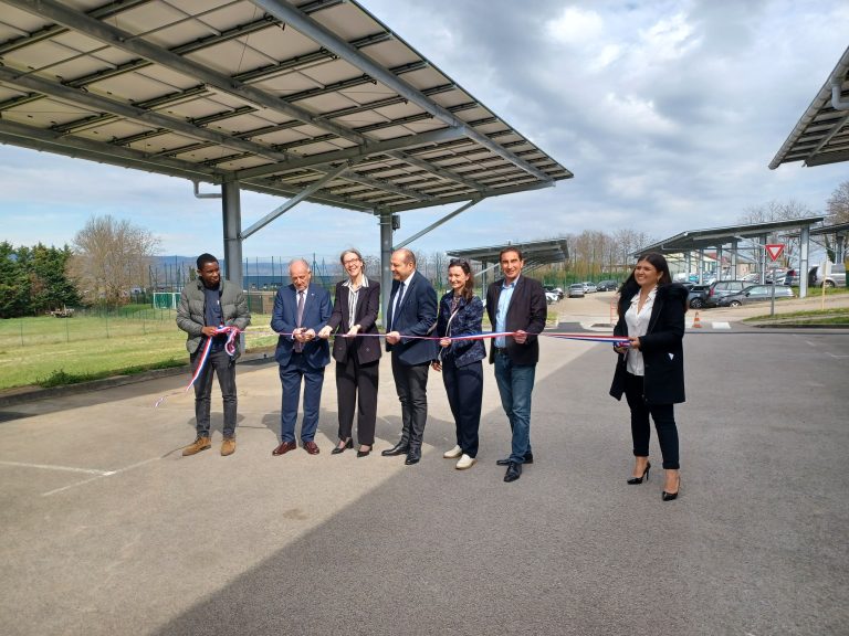 Inauguration des 6 ombrières photovoltaïques présentes sur le parking du Complexe Visiosport, en présence de Karine Garcin-Escobar (Sous-Préfète de Nantua), Jean-Claude Deschizeaux (Président de la CCVSC et Maire de MONTCEAUX), Patricia Chmara (Conseillère Départementale), Eric Berthet (Directeur de la SEM LÉA), ainsi que Walter Martin (Président du SIEA et du Conseil d’Administration de la SEM LÉA).