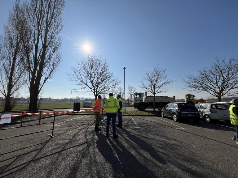Début des travaux d'installation d'une ombrière photovoltaïque sur le parking de la halte ferroviaire de Saint-Marcel-en-Dombes