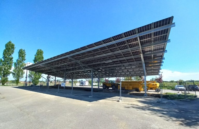 Fin des travaux de d'une ombrière photovoltaïque sur le parking de la halte ferroviaire à Saint-Marcel-en-Dombes.