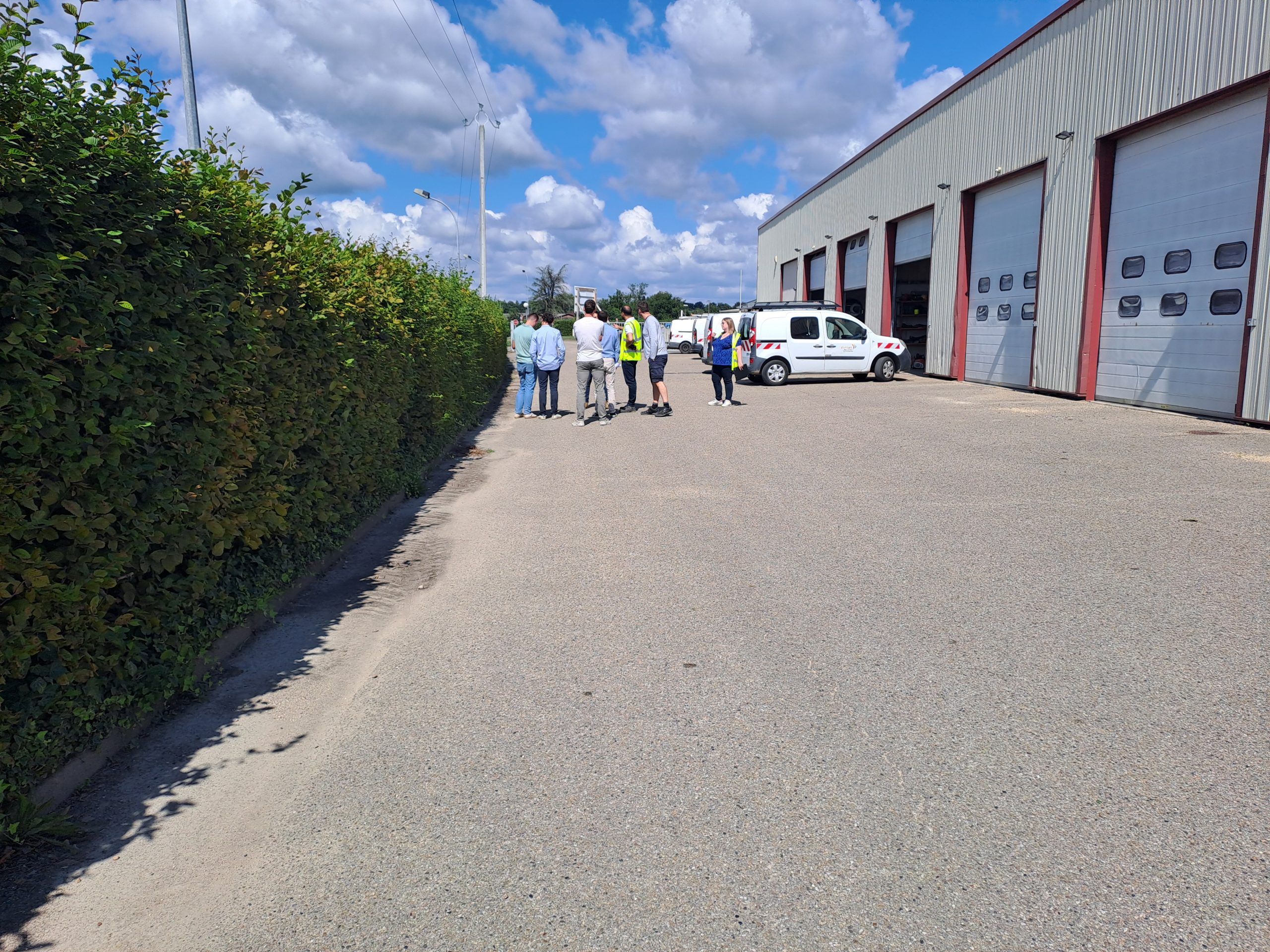 La réunion de lancement du marché de travaux des futures ombrières du parking du centre technique communale de Viriat s’est déroulé le 31 juillet 2025.